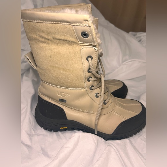 UGG women’s Adirondack III boot size 8 in cream colour - Picture 3 of 14